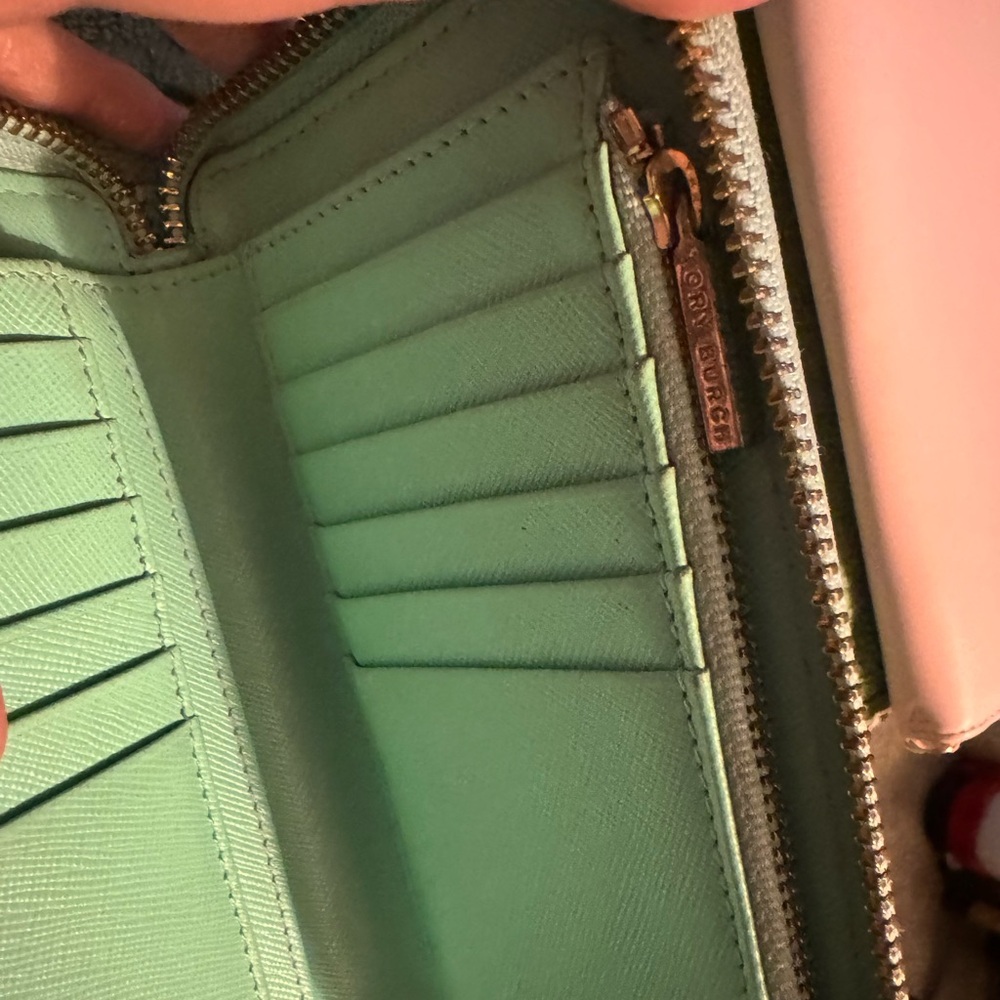 Tory Burch zip around wallet. Green. Used wallet. Great shape! 💚